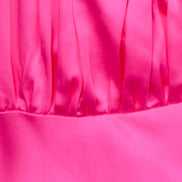 Detalle del satín fucsia del vestido