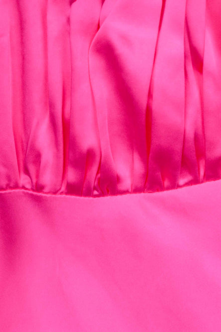 Detalle del satín fucsia del vestido
