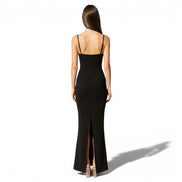Vestido Largo Negro con Escote V y Detalle de Pedrería