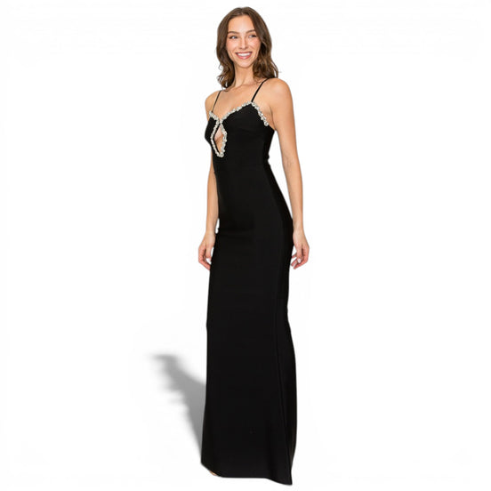 Vestido Largo Negro con Escote V y Detalle de Pedrería