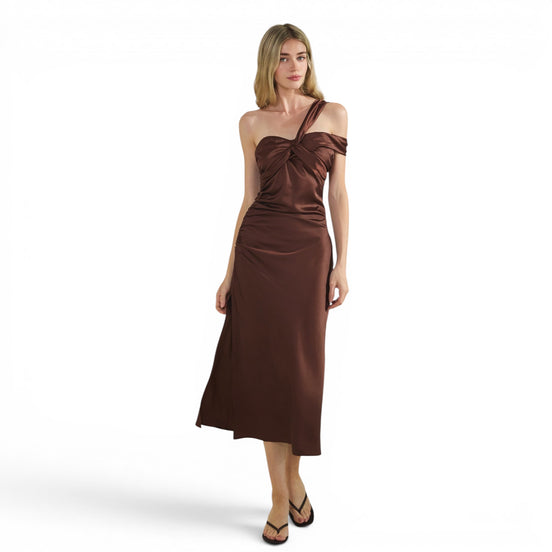 Vestido Satinado Chocolate con Un Hombro y Detalle Torcido