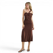 Vestido Satinado Chocolate con Un Hombro y Detalle Torcido