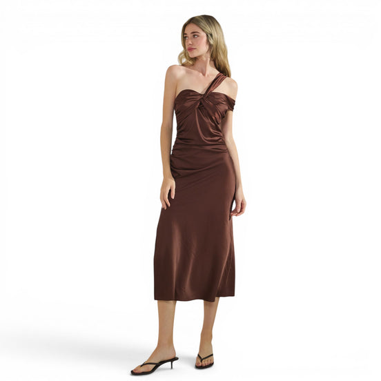 Vestido Satinado Chocolate con Un Hombro y Detalle Torcido