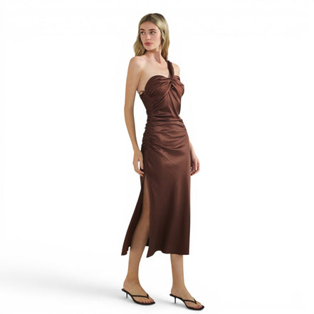 Vestido Satinado Chocolate con Un Hombro y Detalle Torcido