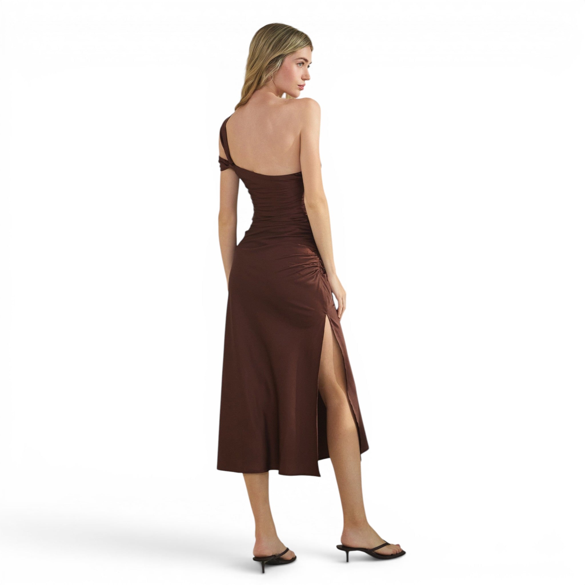 Vestido Satinado Chocolate con Un Hombro y Detalle Torcido