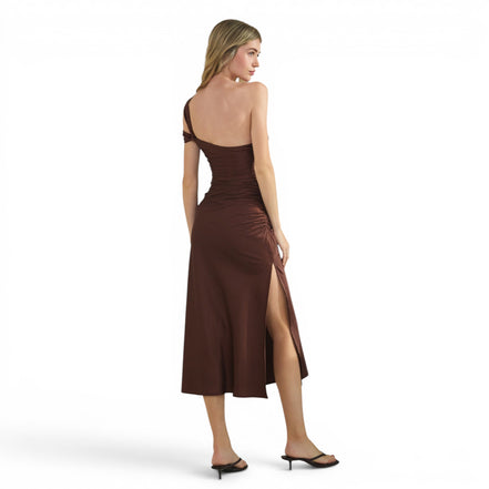 Vestido Satinado Chocolate con Un Hombro y Detalle Torcido