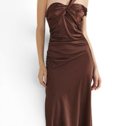 Vestido Satinado Chocolate con Un Hombro y Detalle Torcido